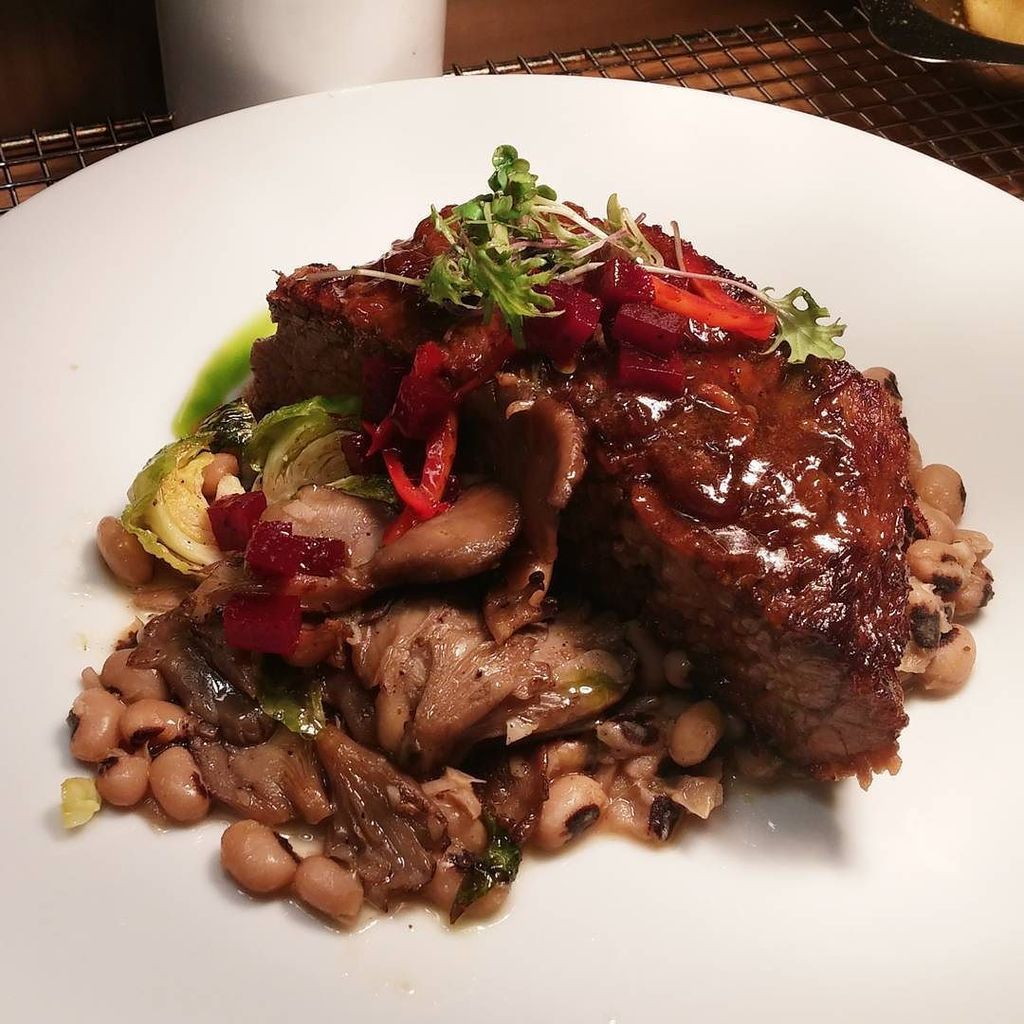 eatingnola's tweet photo. Brisket,Brussels sprouts, beans. December dinner menu @kinfordindin #kinfordindin #eatingn… https://t.co/APaH44rgrc https://t.co/ZVAZhYgEUi