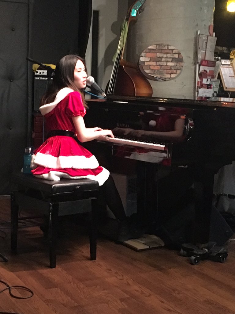 Akinyan55's tweet photo. @pir0k0cc0 サンタコスで登場。オリジナル曲やマライア・キャリーの All I Want for Christmas Is You 、アンコールの Let It Go まで楽しいライブでした🎵
#Piroko
#ソナーユー https://t.co/otq7iBQqmn