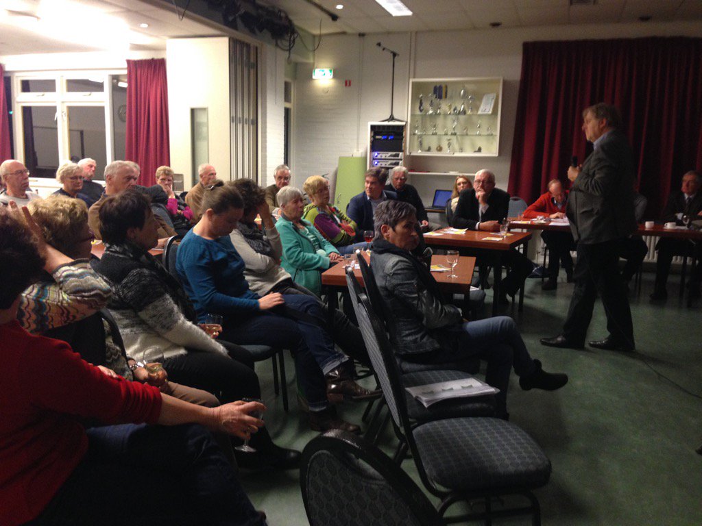 Wijkwethouder <a href="/klamer_arjo/">Arjo Klamer</a> in gesprek met meentbewoners over thema #eenzaamheid nav motie <a href="/gvanvoorden/">Gerben van Voorden</a> <a href="/GemeenteHsum/">Gemeente Hilversum</a>