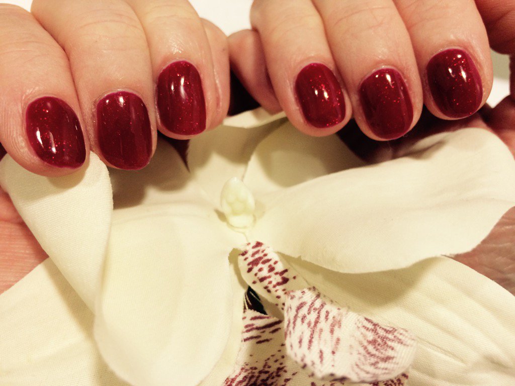 ralls_amanda's tweet photo. Time to get your sparkle on! #christmasnails #thespaguildford @RBEhotels https://t.co/jakwch2XEh