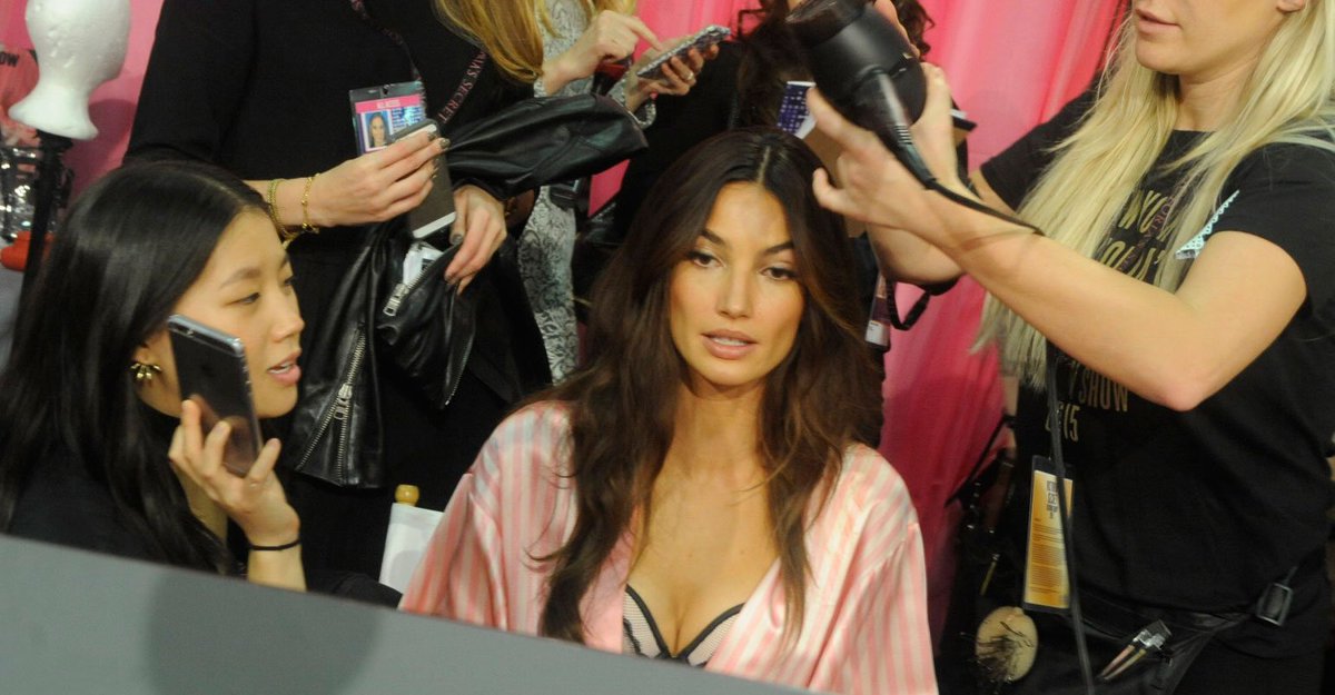 wmag's tweet image. &quot;Coconut oil is good for EVERYTHING. Skin, hair, and you can cook with it!&quot; @LilyAldridge: wmag.cm/pHHLZaq