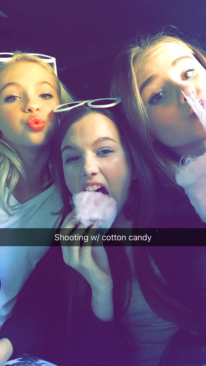 peachykumihoe's tweet photo. chloeeast11 #jordynjones #lexeesmith #zaraterez https://t.co/i4LbGm2DPe