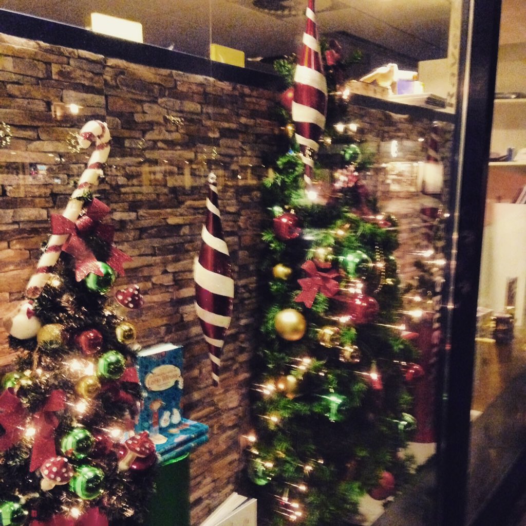 Kerstetalage.. Elk jaar weer een feestje om te maken🎄🎀🎁..Kerstetalage #kerst #styling #bunnik