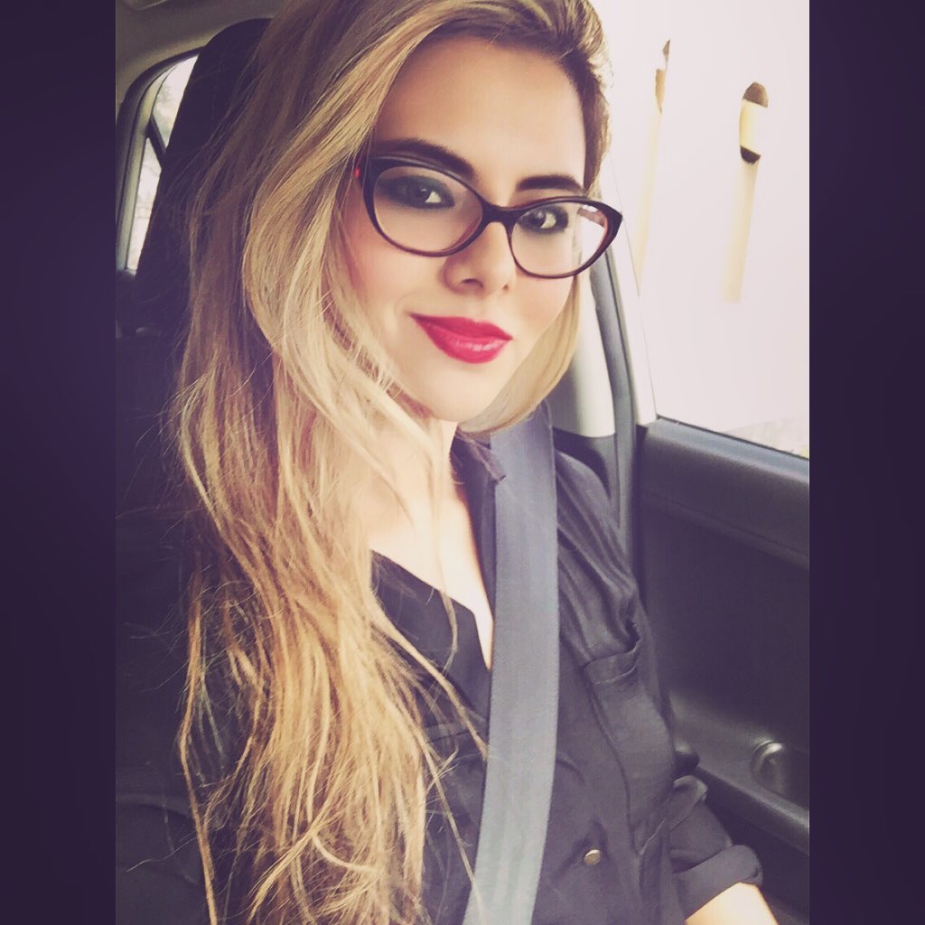 Rogradosrobles's tweet photo. 👸🏼🚦 #drivingaround #afternoontea #cateyeglasses #redlipstick #totalblack https://t.co/dwz3dRgvBI