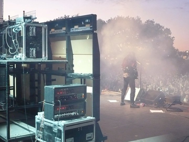 ProGuitarShop's tweet photo. A wall of amps, no, a wall of lies! https://t.co/CLTCLsEw4S