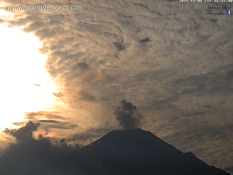 webcamsdemexico's tweet image. El Volcán @Popocatepetl_MX y la puesta de sol en este momento vista desde San Nicolás de los Ranchos #Puebla