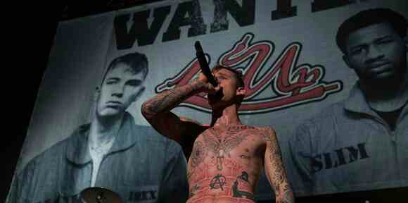 WEAREMGK's tweet photo. Love that backdrop @SlimGudz216 @machinegunkelly #Mario&Luigi #Batman&Superman #NoRobin https://t.co/iPhUDRIv1C