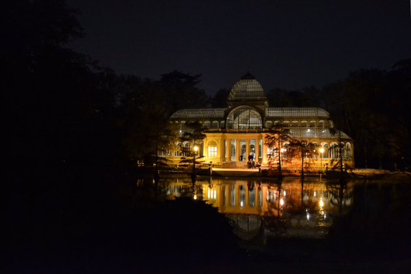 En plena oscuridad, sólo los más bellos son capaces de brillar ¡Buenas noches! #madrid (Foto de <a href="/_ElRetiro/">El Parque del Retiro</a>)