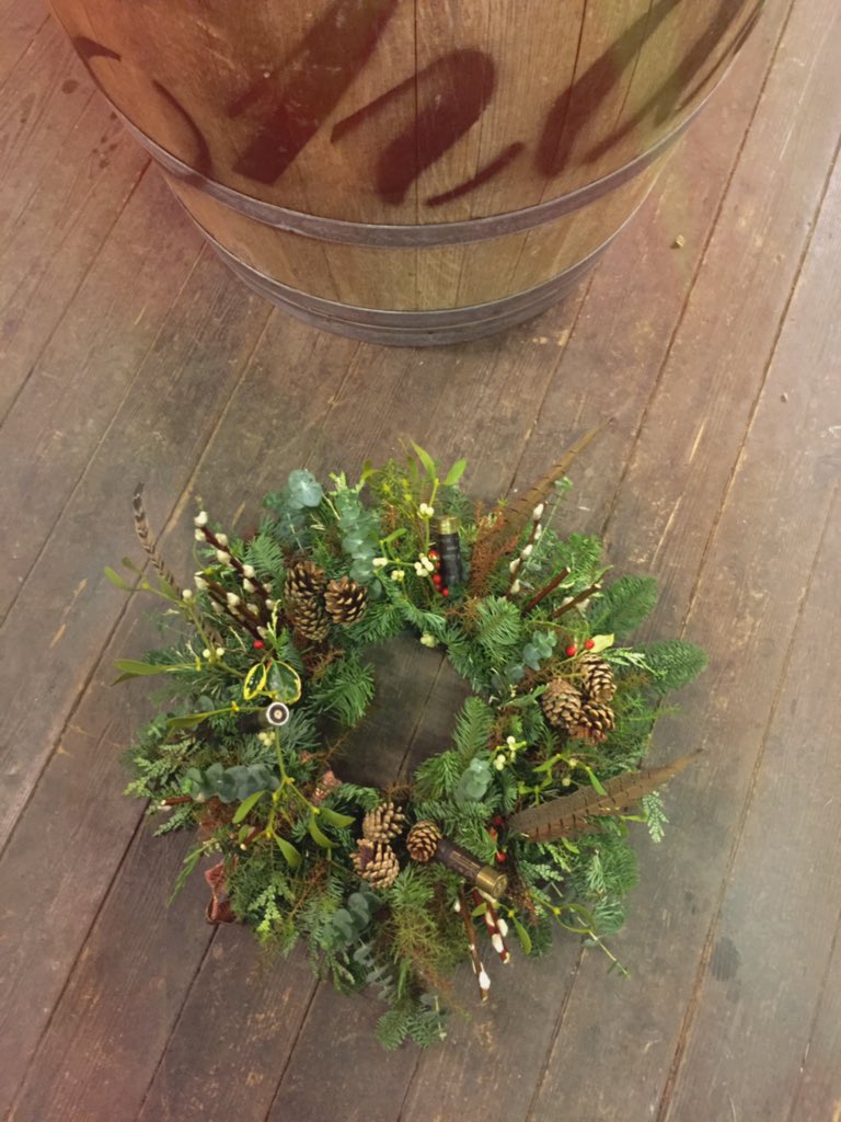 lauradickinson9's tweet photo. A Great British evening with @BritishFlowers at @ChaseVodka!! Still admiring my homemade wreath.. https://t.co/LqmPGs77p9