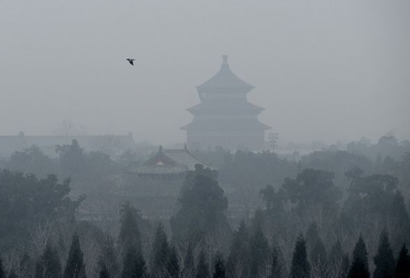 laradiodelsur's tweet photo. #Pekin adoptó este martes medidas excepcionales tras la alerta "roja" por contaminación https://t.co/9fvW14c1ec https://t.co/g6Dllx6jb5