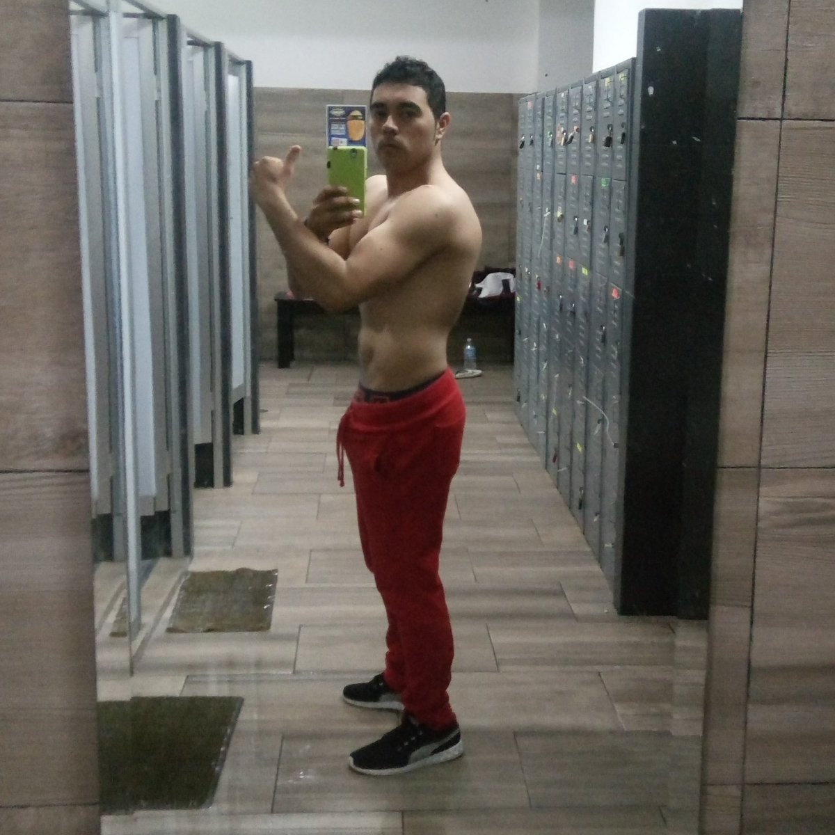 raffacastan's tweet photo. Después de entrenar #aftertrain #abs #biceps #cardio https://t.co/fxDgICGY6F