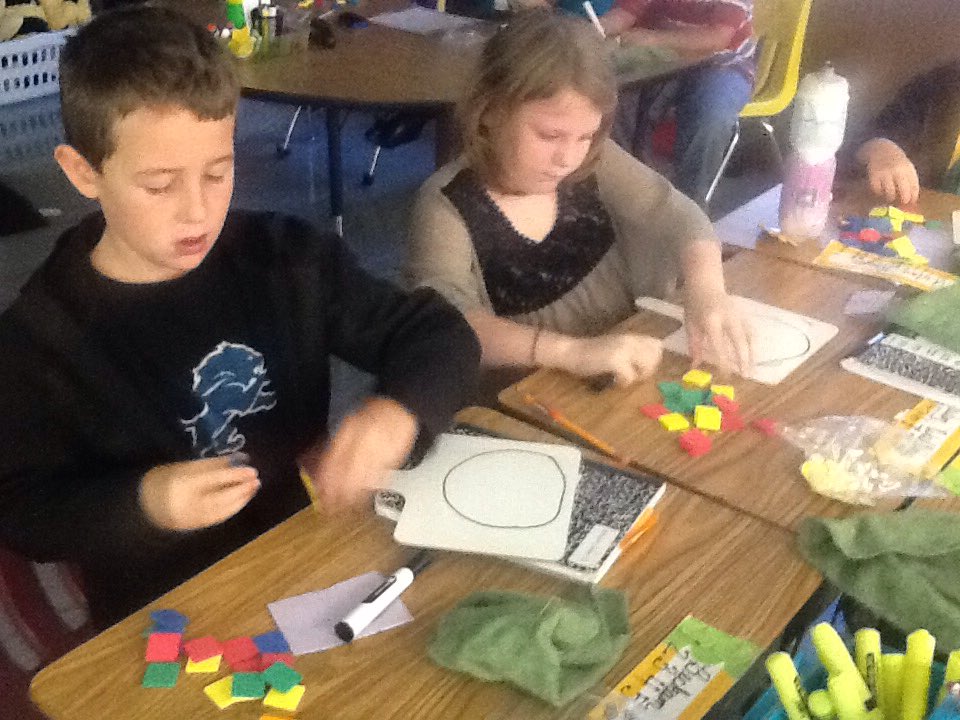 kskinner3's tweet photo. Busy math bees today🐝modeling multiplication, math talk, and properties art #stingers15 #ycsd15 https://t.co/8uiYtteo43