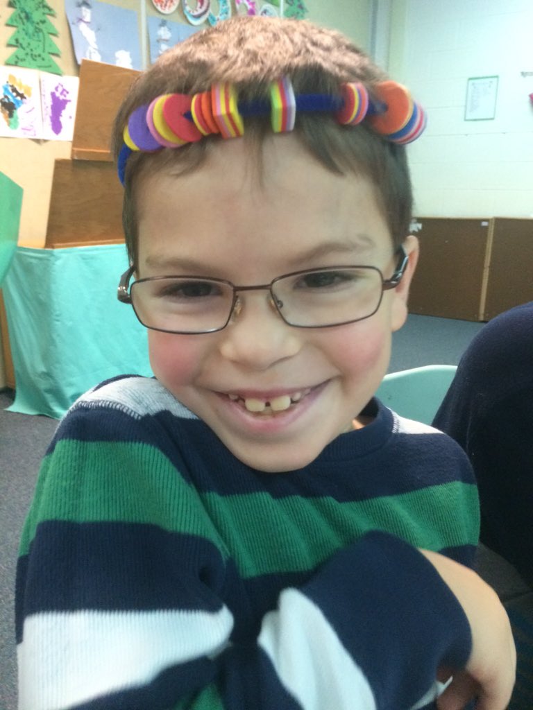 MissTomasek's tweet photo. Elf Mickey brought us some super cool beads. Some of us decided to make them into headbands. #SpreadJoy #beadfun https://t.co/d2KVVMmLka