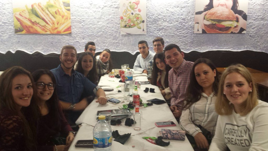 AmandaGaliana1's tweet photo. Cumple d Tania 🎊😍 https://t.co/IeWPuT7b29