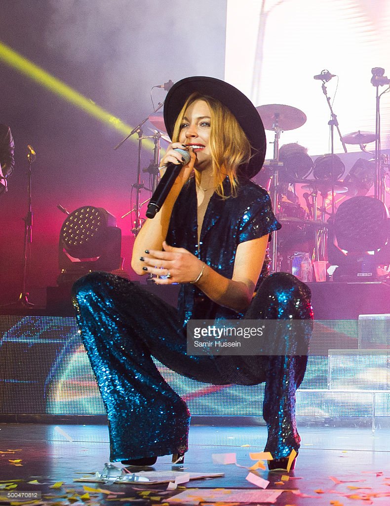 LohanItaly's tweet photo. .@lindsaylohan performs live with @duranduran at @TheO2 Arena on December 8, 2015 in London. https://t.co/USMreOmQ5W