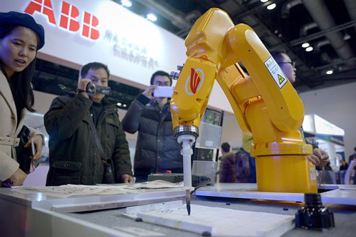 ipatri's tweet photo. Y solo es el comienzo... China quiere reemplazar millones de trabajadores humanos por robots https://t.co/L8VIYqTmi2 https://t.co/xIEYaSyC4F