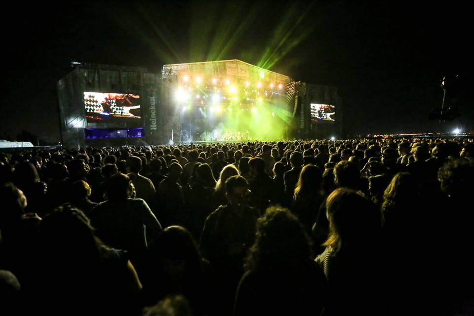 SonarSoundCL's tweet photo. Un gran momento para la retina. @Hot_Chip sobre el #HeinekenSonarClub haciendo bailar a todo #sonarsoundcl. https://t.co/91aRVdwi9Z