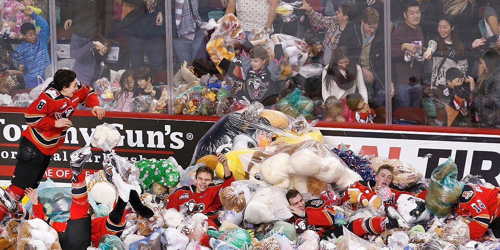 people's tweet photo. Hockey fans throw 28,000 teddy bears on ice in most epic celebration ever (for charity!) https://t.co/OZ5EeHSmJQ https://t.co/DUTQlS5Mlc