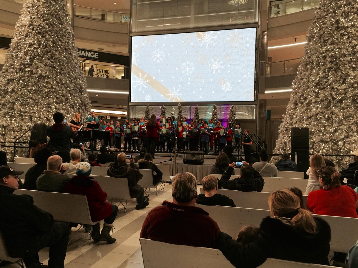 The Crescendo Choir from <a href="/ComMUSICationSP/">ComMUSICation</a> are singing w/ tons of holiday spirit! #HolidayMusicalFestival #MOAHoliday