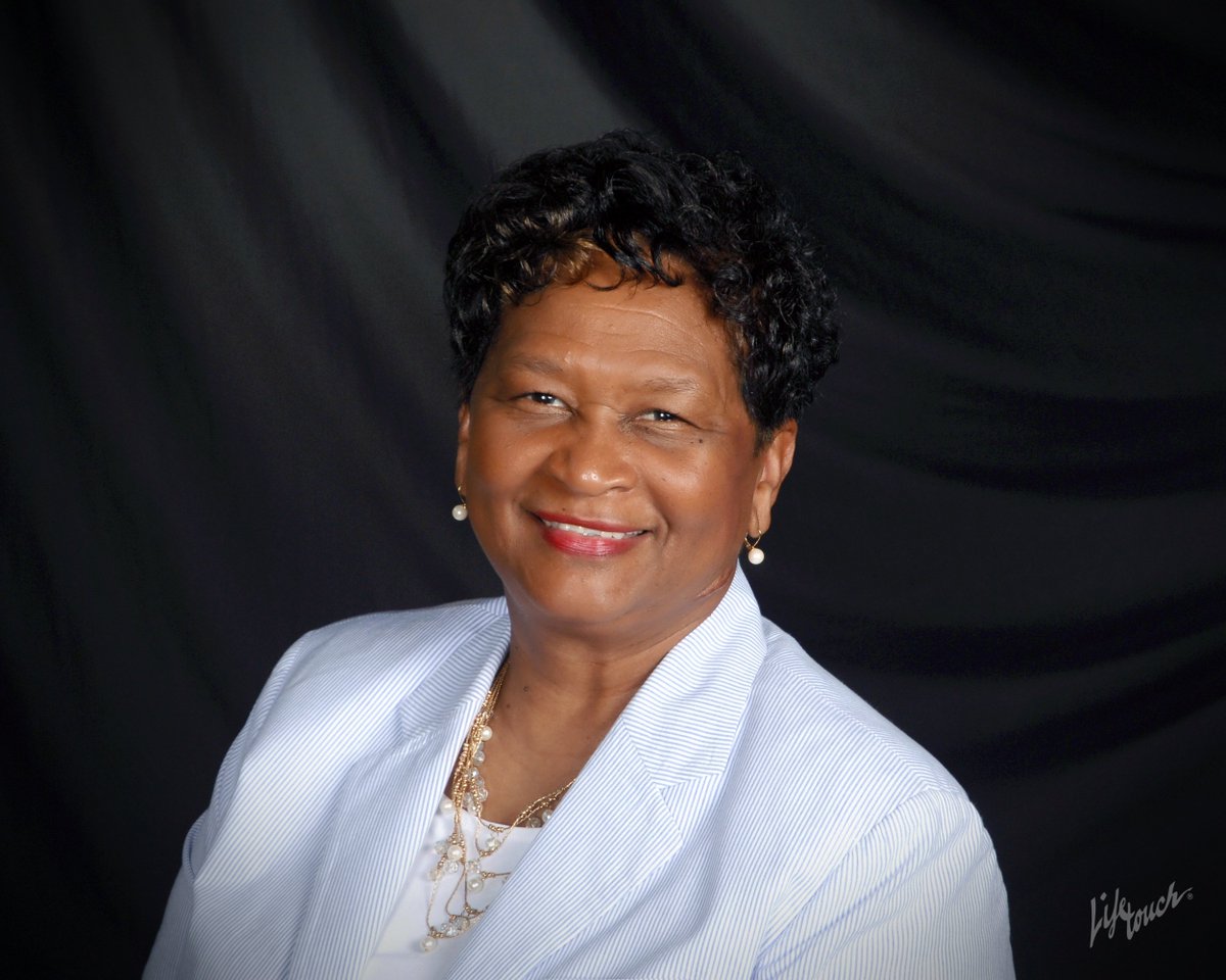 CharMeckSchools's tweet photo. The #CMSboard has reappointed @R2MaryMcCray as its chairman with @elysedashew as vice-chair. https://t.co/7TqjrSgy7D https://t.co/ysCOAszV5l