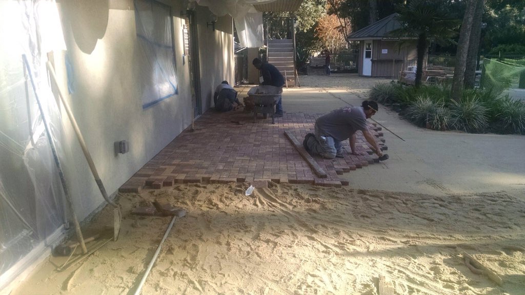 DecoConcDesign's tweet image. #pooldeck #pavers #autumnblend #tremeron #greenliving