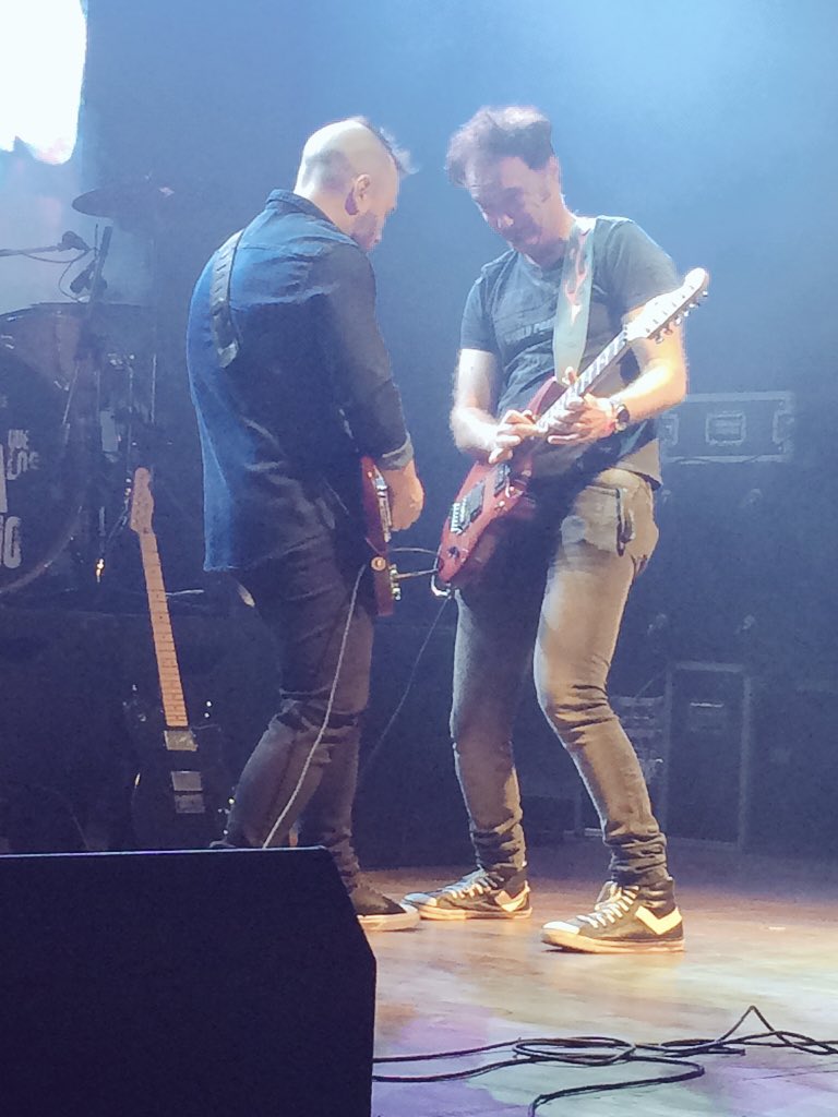 serkusne's tweet photo. "Hay que colgarlos en la plaza principal🎧" #LpqlpEnflores @lpqlp_oficial https://t.co/mL767zOsbU