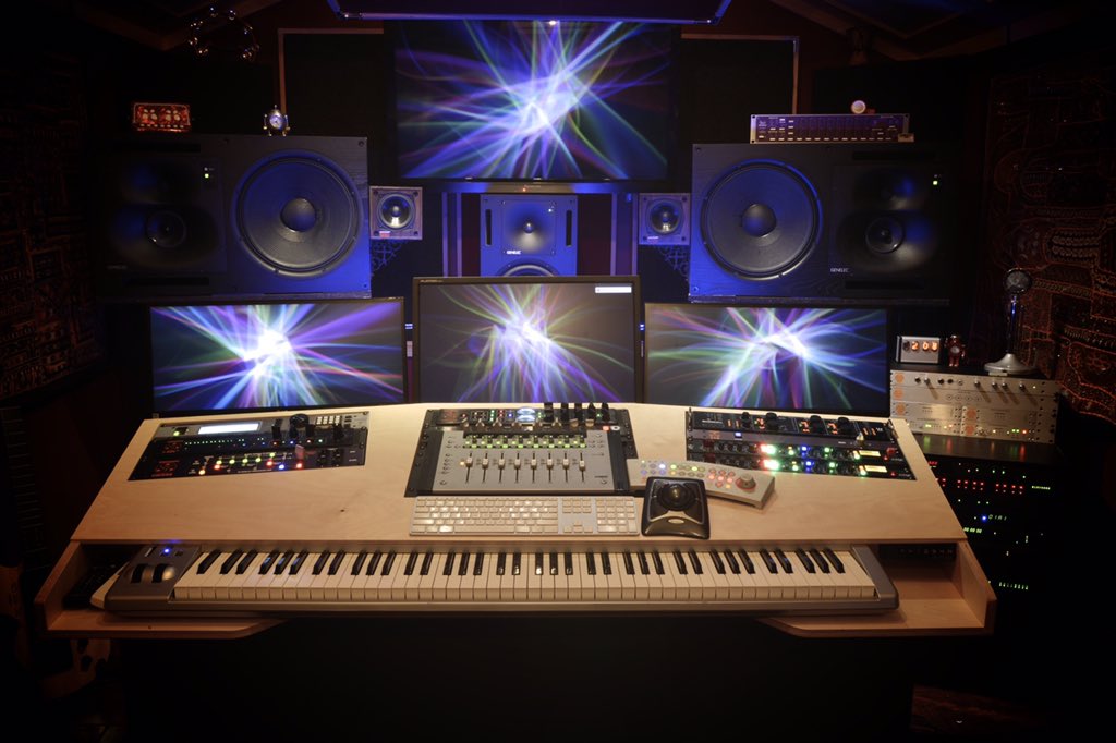 NeilParfitt's tweet photo. A shout out to @2Egress for building me this Amazeballs desk.  If you need a solution - look them up! https://t.co/R6IPb4dwBc