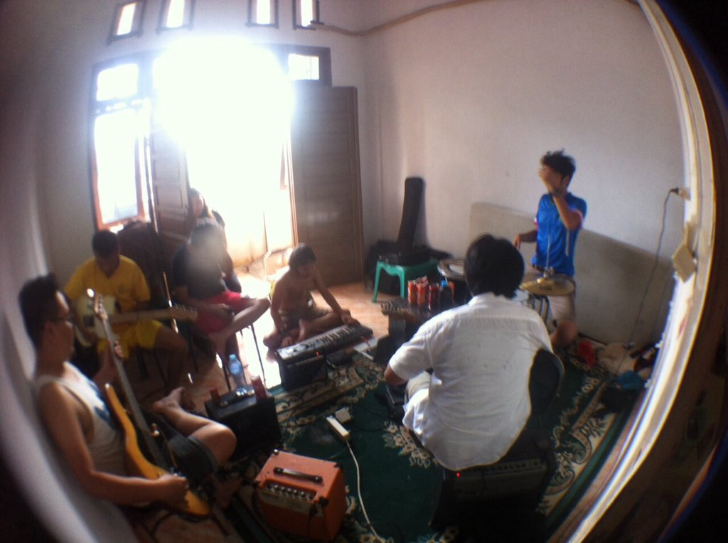 H-1 sblum brngkat ke semarang kita kumpul hore dulu biar jreng di panggung @LAlights #MTL2015Final #MTLwairejected