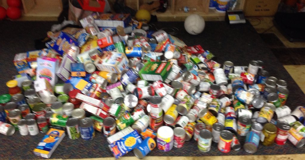 OconOlson's tweet photo. Wrestlers doing their part for the food pantry!  442 food items in one day! Way to represent Team #oconpride https://t.co/UQETZql0cR