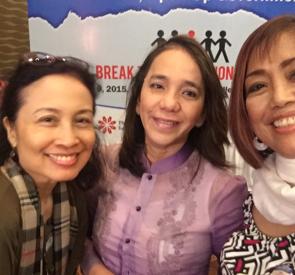 momblogger's tweet image. With COA commissioner Heidi Mendoza and @philippinebeat at the #datasummitPH #breakthechain