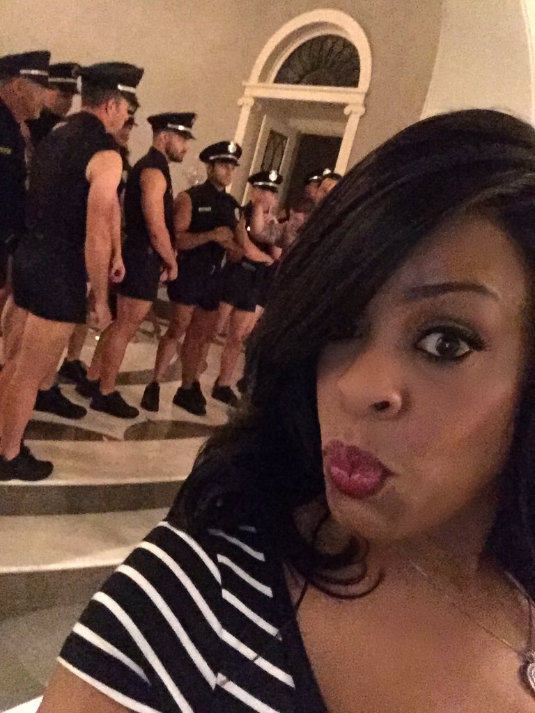 NiecyNash's tweet photo. #MamaDenise loves when it's raining men🙌🏾🙌🏾🙌🏾 #bts #ScreamQueensFinale ❤️ #HotCops thanks @MrRPMurphy https://t.co/Fr5lZQUcnC