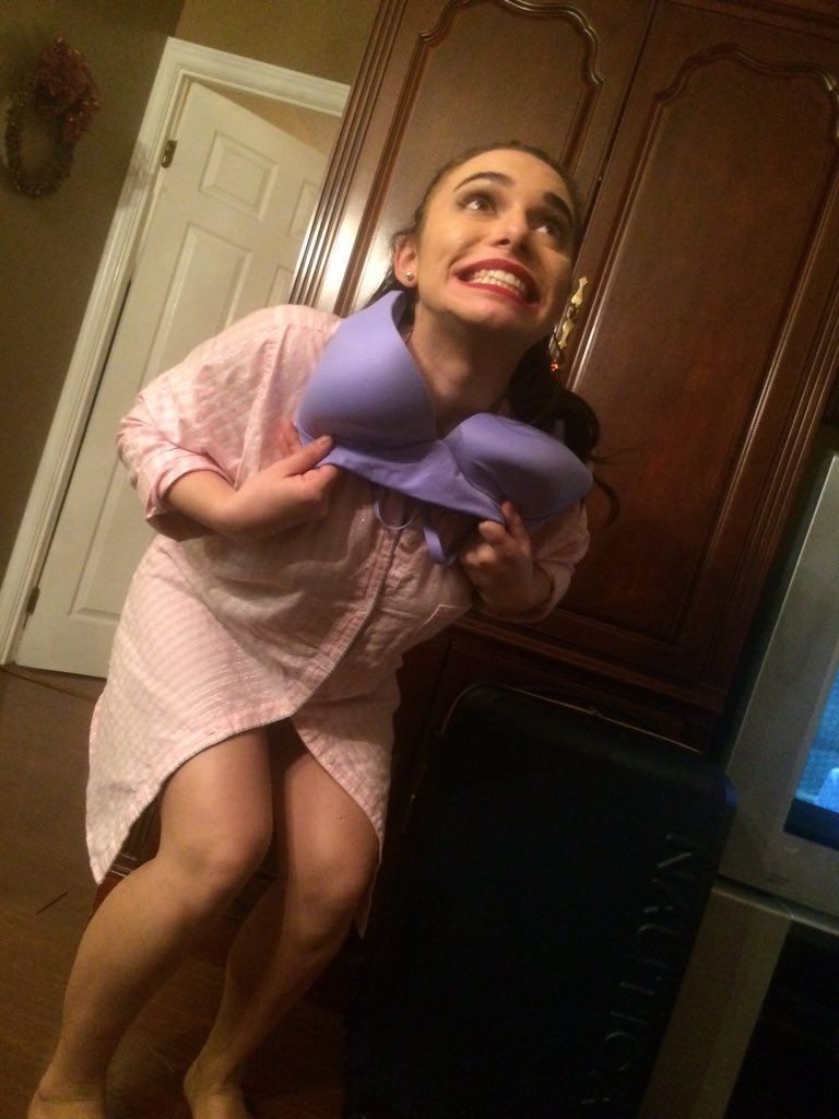 whatsmariahupto's tweet image. My sister works at VS and all she's doing is naming every bra by memory 😂 #VSFashionShow hahahahaha