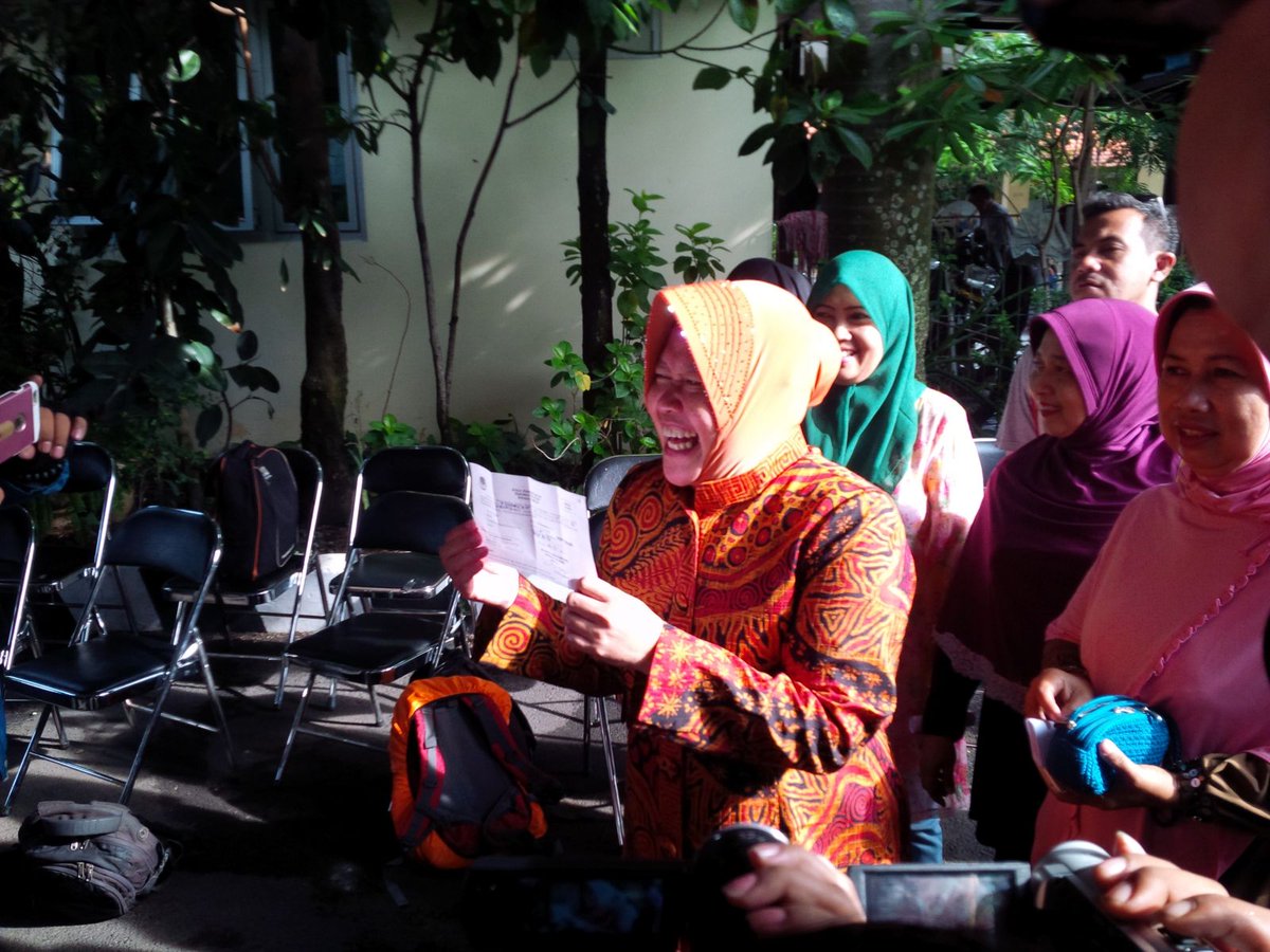 RismaWhisnu2015's tweet photo. Bu Risma Nyoblos di TPS 1  Balai RW 6, Taman Pondok Indah. Kelurahan Jajar Tunggal. Kecamatan Wiyung
#ikisuroboyo ! https://t.co/Fm3q3pn0Zz
