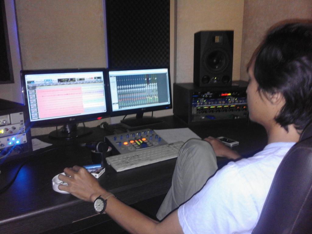 Rekaman pagi ini bersama <a href="/anto_kepet/">Antok</a> di <a href="/4wdMusicStudio/">4wd Music Studio</a>