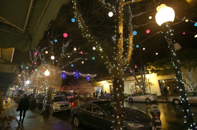 mercnews's tweet image. Holiday events 2015: Bay Area tree lightings, ice rinks and more bayareane.ws/1S6FZkK