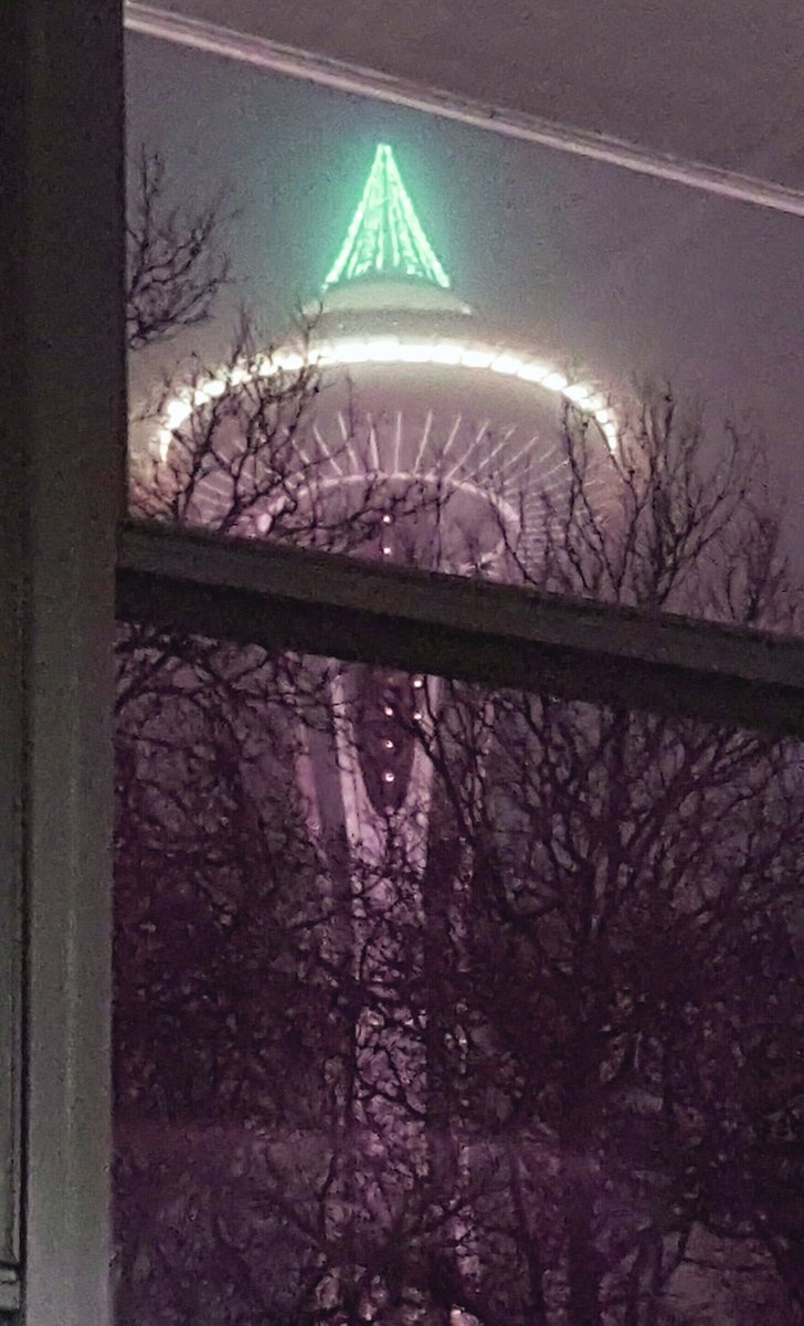 TheCootieFiles's tweet photo. #SpaceNeedle #DTHB #DTHB2015 #awesome #MattBaldwinTuesday https://t.co/liOaThEyj9