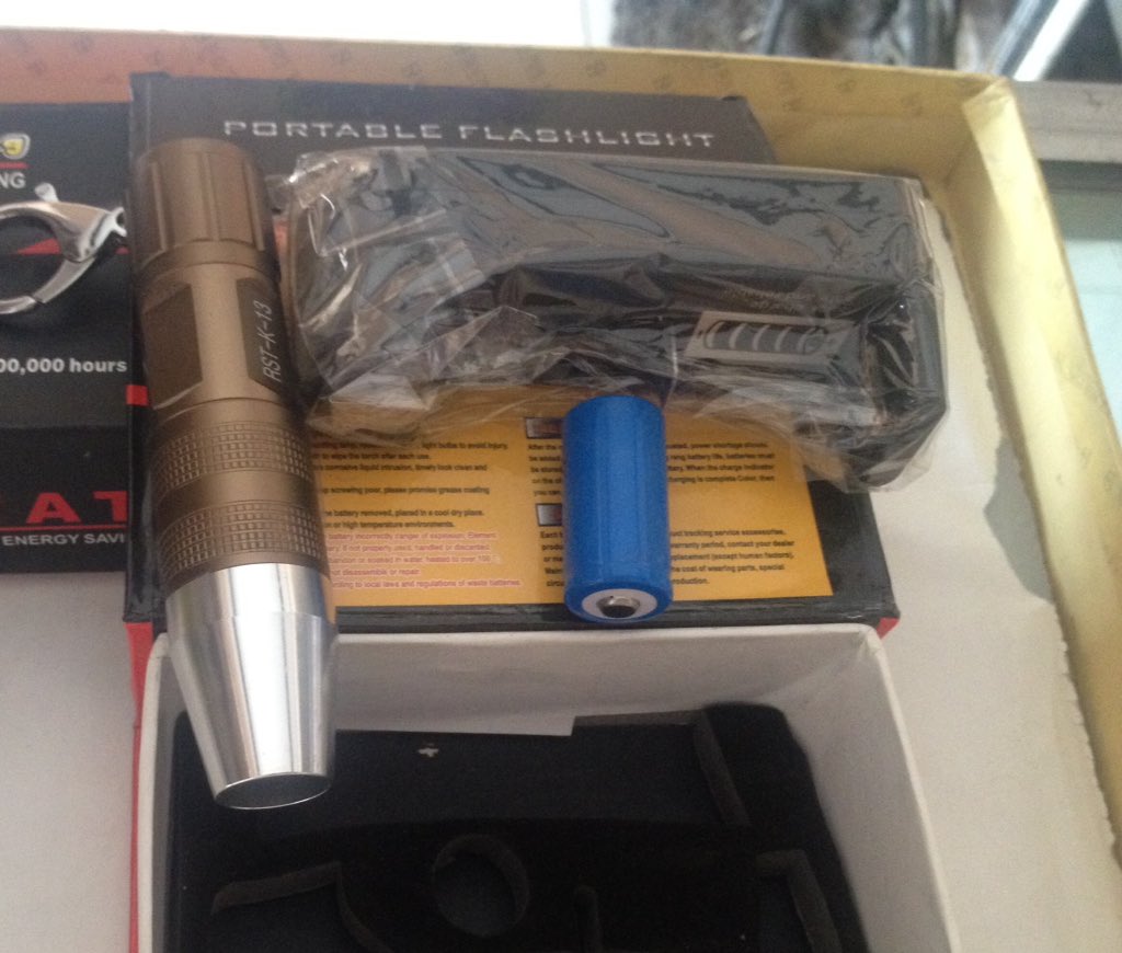 ToniToeri's tweet image. yg ikut #Pilkada2015 kali aja butuh #senterled untuk ngelihat coblosan. Kondisi #baru #lengkap @1jutafollowers_