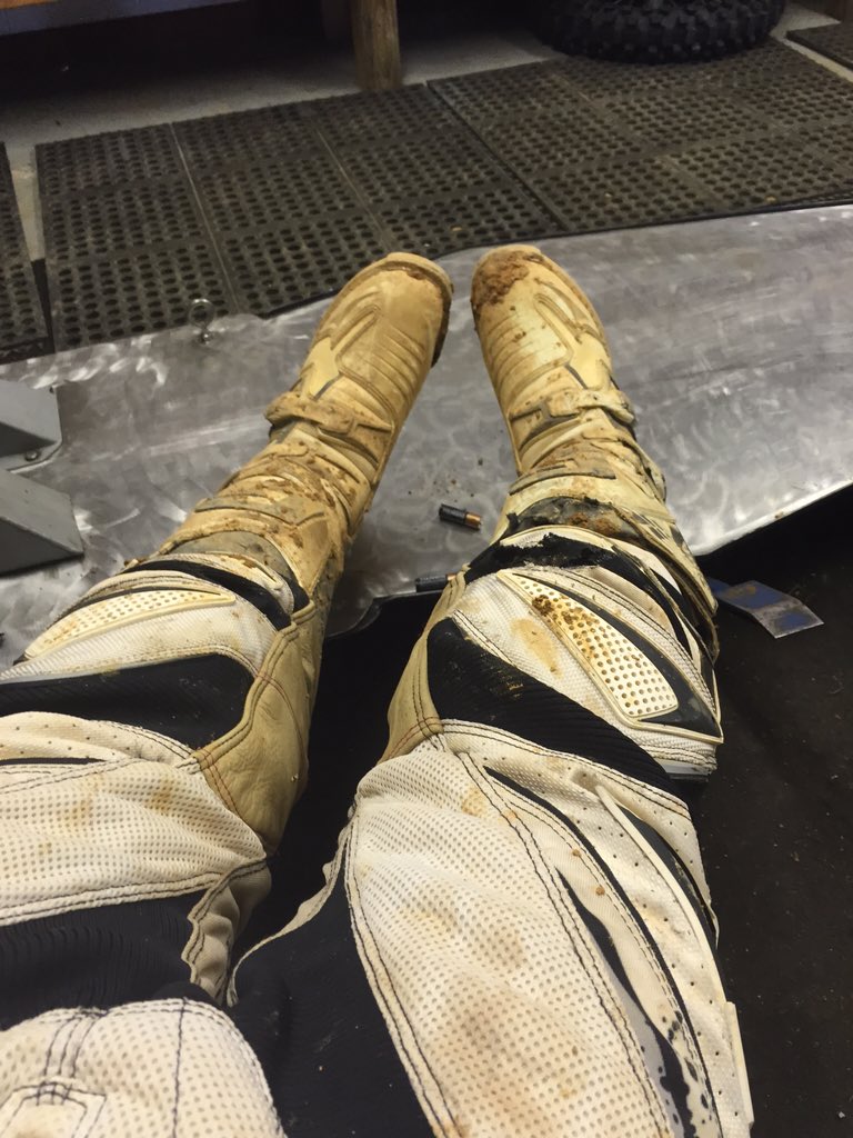 mtesta927's tweet photo. I love my boots broke in, I love my YZF Don't mind a little grease on my jeans, yeah I roll like that #countryremix https://t.co/1dahrxNsRH