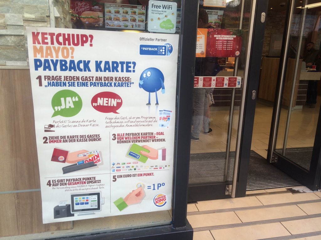 "Eh, Zentrale hat wieder Anweisung geschickt. Wo hänge ich das auf?" -"Egal, häng's doch in den Eingang"