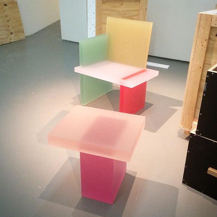 concepticolas's tweet image. Découvrez aujourd&apos;hui les tabourets du designer coréen Wonmin Park fabriqués à partir de résine colorée.