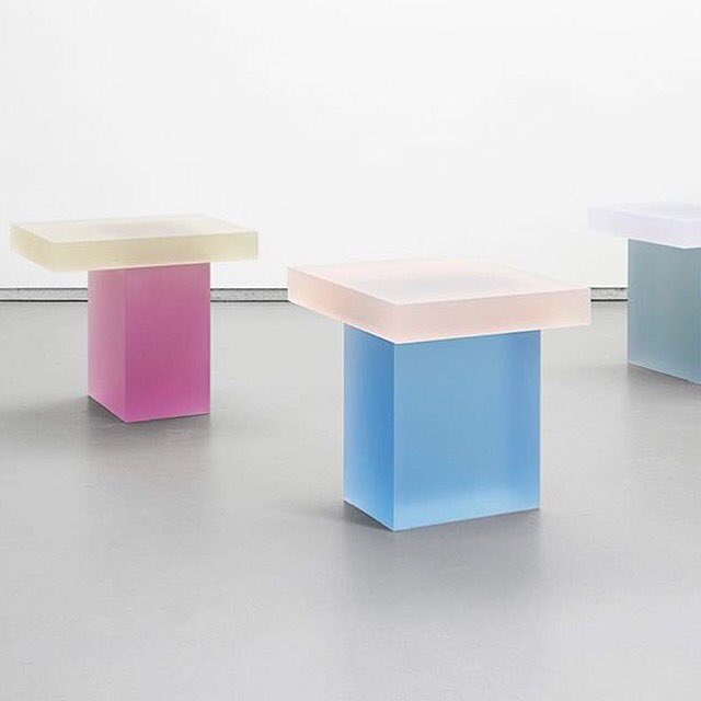 concepticolas's tweet image. Découvrez aujourd&apos;hui les tabourets du designer coréen Wonmin Park fabriqués à partir de résine colorée.
