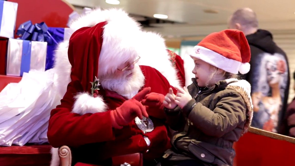 CondividiTV's tweet photo. La bimba non sente, Babbo Natale usa il linguaggio dei segni
https://t.co/6NOpprEphM
#BabboNatale #SantaClaus #top https://t.co/9qJrzNgGpp