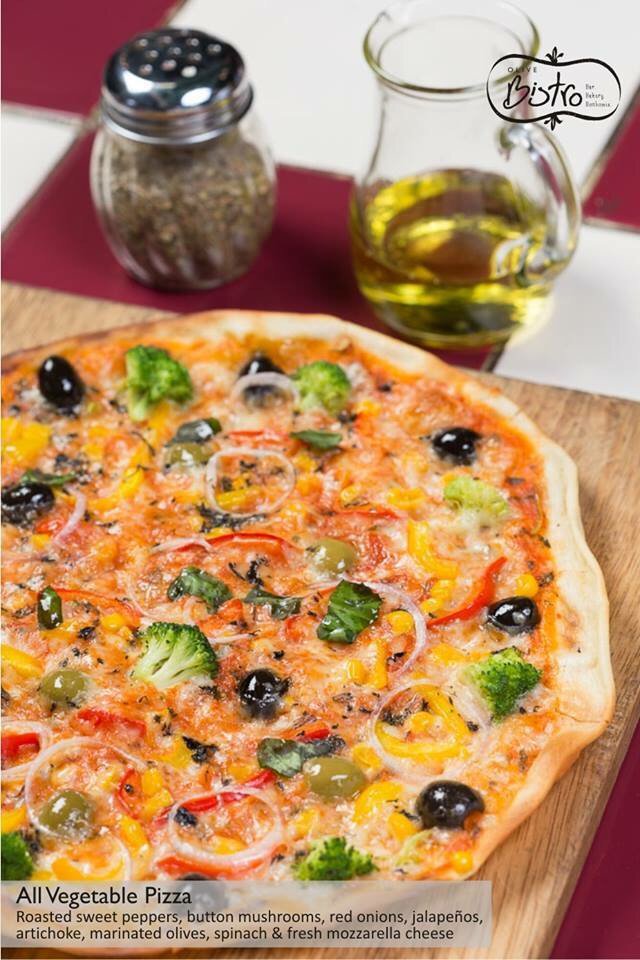 Pizza, a glass of wine and the perfect live music playing at the courtyard. Drop by for dinner: 7709048228
#Pune