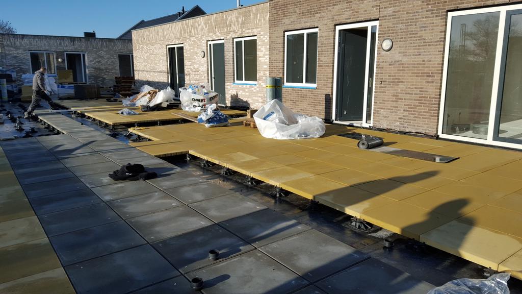 Vandaag heerlijk #weer voor werk in #uitvoering De zon straalt!
Blauwe lucht...gele tegels...#rooflogix levert