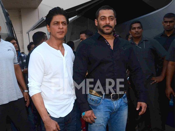 filmfare's tweet photo. .@iamsrk and @BeingSalmanKhan's bromantic #BiggBoss shoot.

Take a look: https://t.co/oIuZZJybfj https://t.co/qx7aGbfAdR
