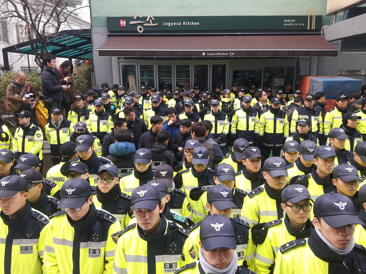 "<a href="/jesayo/">정상윤</a>: 현 시각 조계사 상황입니다. 한상균 검거가 임박했습니다 "

막아서는 넘은 뗑중이든 민노총 호위대이던
간에 모조리 공무집행 방해죄 현행범으로 현장
에서 바로 체포해 법치를 바로 세워라~😤