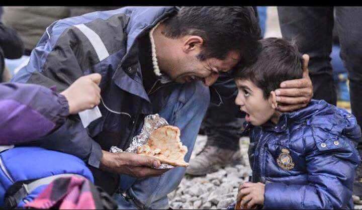 Suriye'li mülteci bir babanın çocuğuna yavan ekmek kırıntısı yedirirken döktüğü gözyaşı yakacak bu dünyayı..