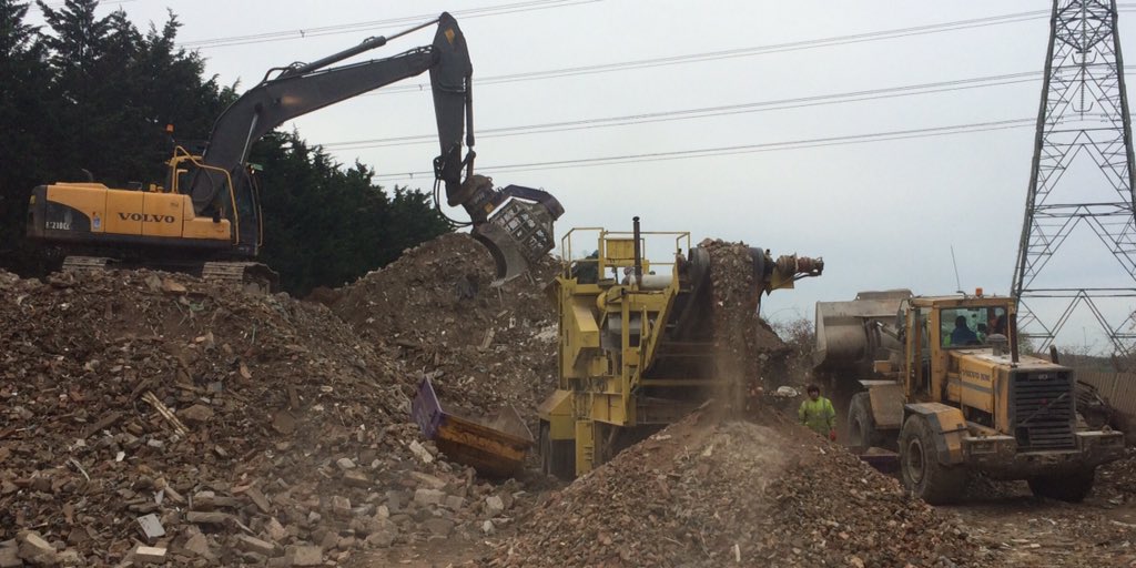 PurpleSkipsDemo's tweet image. Busy processing waste hardcore this morning - recycled aggregate available now #recycledaggregate
