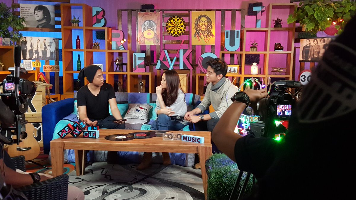 ssheinafiaz's tweet photo. @sherylsheinafia & @boywilliam dgn bintang tamu sore ini @AnggerDimas #BreakoutNETElectronicMusic https://t.co/DIq4FvdQc5