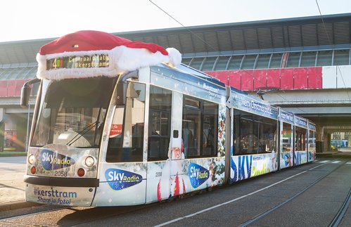 De #kersttram van <a href="/skyradio101fm/">Sky Radio</a> siert het Amsterdamse straatbeeld weer! bit.ly/kersttram15 #buitenreclame